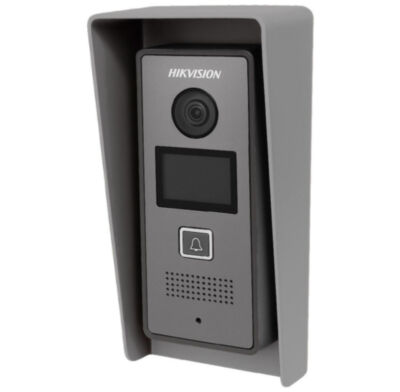 Козырек для видеодомофона Hikvision уличный, защитный, для Hiwatch и iFLOW, серый, 3D-печать, пластик Специально разработанный защитный козырёк для вызывных панелей Hikvision, Hiwatch, iFLOW серии DS-KV (включая DS-KV6xxx и другие модели с габаритами _140x60 мм) обеспечивает надёжную защиту от дождя, снега, пыли и прямых солнечных лучей, предотвращая перегрев и продлевая срок службы оборудования; благодаря точной геометрии — внутренней ширине 63 мм и габаритам 150x78x45 мм — он плотно и аккуратно охватывает панель без зазоров и перекосов, сохраняя 100 % функциональность камеры, ИК-подсветки и сенсорной зоны; изготовлен из прочного и морозостойкого PETG-пластика (рабочий диапазон температур _40 °C…+70 °C), устойчивого к атмосферным воздействиям и сохраняющего цвет и форму годами; нейтральный серый цвет (RAL 7035 / RAL 7040) — универсальное решение для современных и классических фасадов: гармонично сочетается с кирпичом, бетоном, алюминием, деревом и металлоконструкциями, подчёркивает продуманность монтажа и визуально интегрирует панель в архитектурную композицию; монтаж прост и надёжен — крепёжные отверстия расположены с учётом стандартных интервалов, обеспечивают устойчивую фиксацию на любых поверхностях и сохраняют лаконичную, профессиональную эстетику установки.
